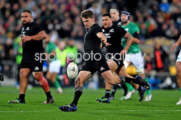 Beauden Barrett New Zealand kicks v Ireland Wellington 2022