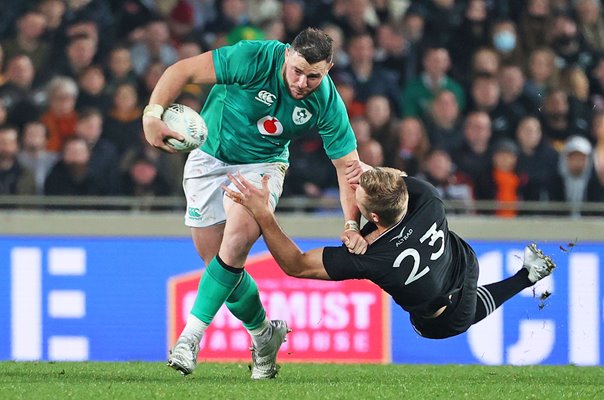 Robbie Henshaw Ireland hands off Braydon Ennor New Zealand 2022