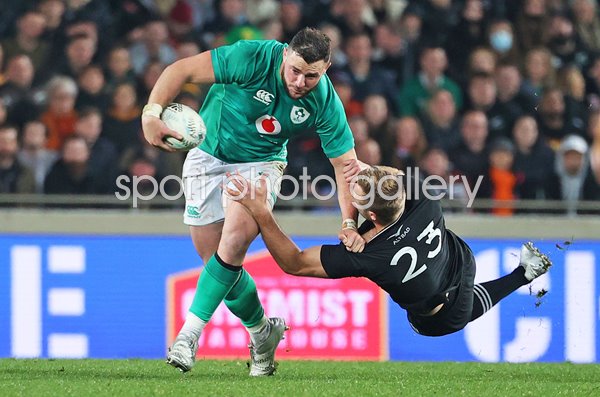 Robbie Henshaw Ireland hands off Braydon Ennor New Zealand 2022