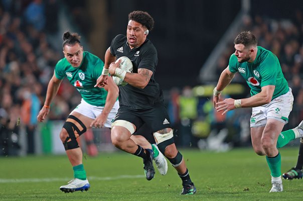 Ardie Savea New Zealand v James Lowe & Robbie Henshaw Ireland 2022