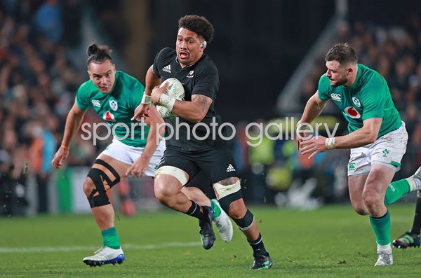Ardie Savea New Zealand v James Lowe & Robbie Henshaw Ireland 2022