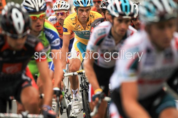 Alberto Contador keeps an eye on rivals