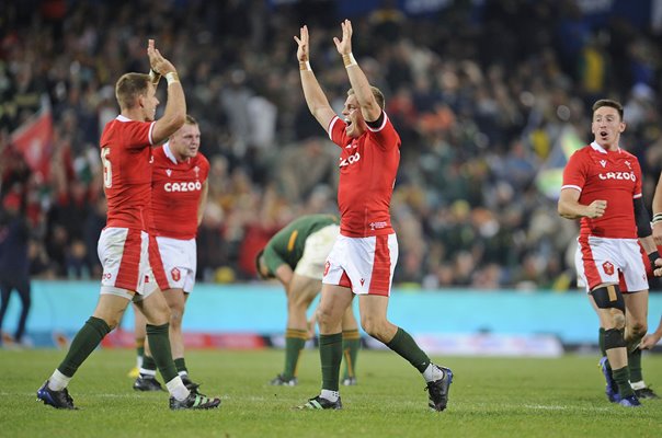 Wales celebrate victory v South Africa Bloemfontein 2022