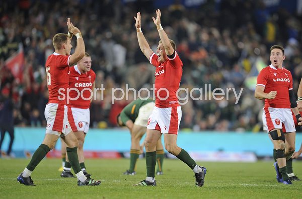 Wales celebrate victory v South Africa Bloemfontein 2022