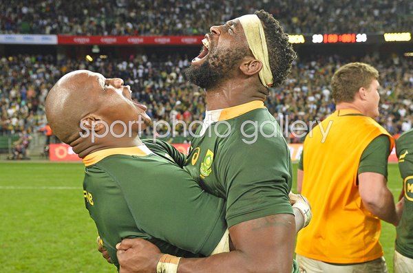 Siya Kolisi and Bongi Mbonambi South Africa celebrate v Wales 2022