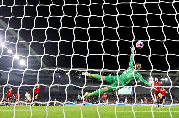 Sandra Panos Spain fails to save Georgia Stanway England shot Quarter Final EURO 2022