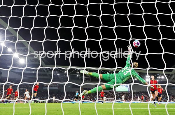 Sandra Panos Spain fails to save Georgia Stanway England shot Quarter Final EURO 2022