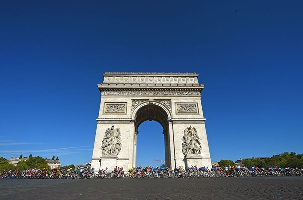 Peloton pass Arc de Triomphe Stage 21 Paris Tour de France 2022