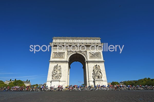 Peloton pass Arc de Triomphe Stage 21 Paris Tour de France 2022