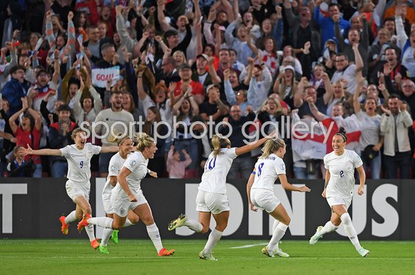 Lucy Bronze England celebrates v Sweden Women's EURO 2022