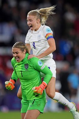 Mary Earps & Leah Williamson England celebrate v Sweden Women's EURO 2022