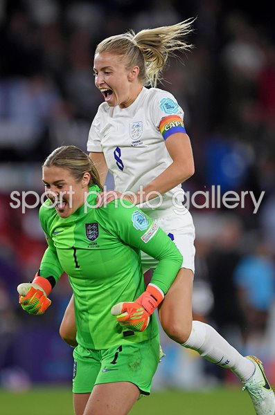 Mary Earps & Leah Williamson England celebrate v Sweden Women's EURO 2022