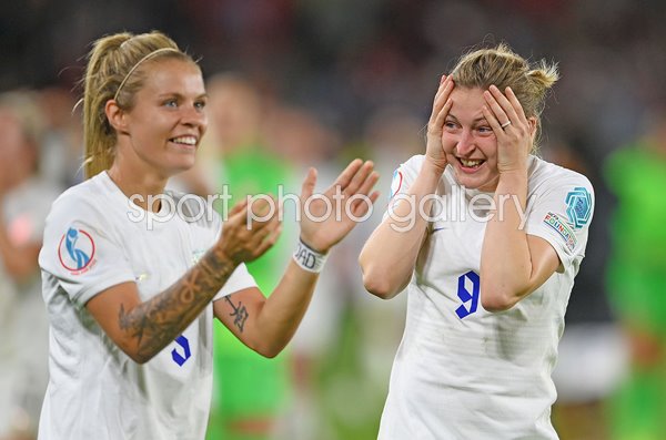 Rachel Daly & Ellen White England celebrate v Sweden EURO 2022