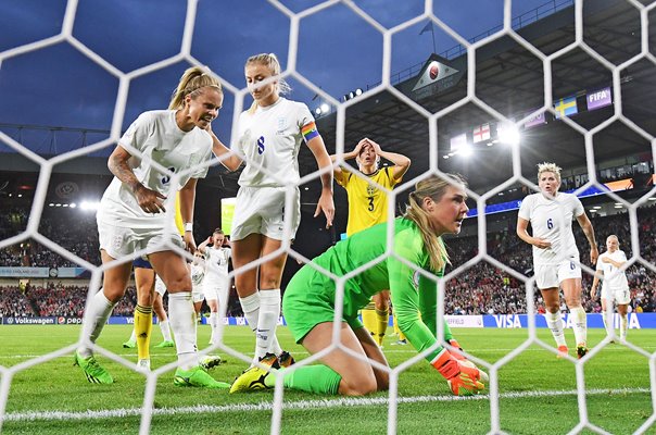 Rachel Daly & Leah Williamson congratulate Mary Earps on save v Sweden EURO 2022