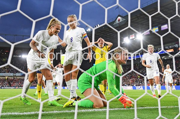 Rachel Daly & Leah Williamson congratulate Mary Earps on save v Sweden EURO 2022