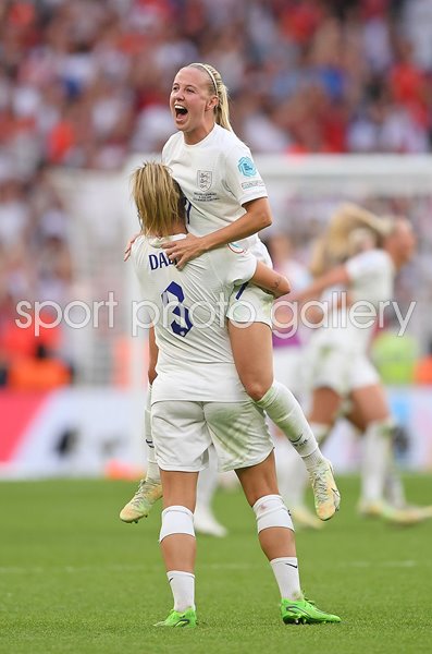 Rachel Daly celebrates with Beth Mead England Women's EURO Final 2022