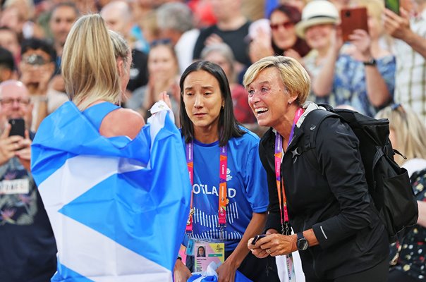 Liz McColgan celebrates Eilish McColgan Gold Commonwealth Games 2022