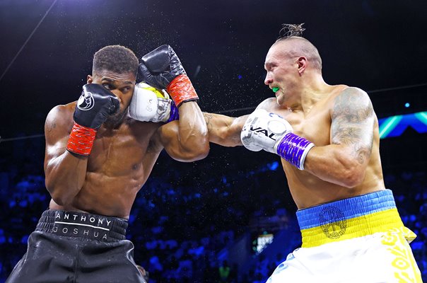 Oleksandr Usyk punches Anthony Joshua World Heavyweight Boxing 2022