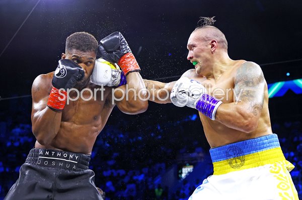 Oleksandr Usyk punches Anthony Joshua World Heavyweight Boxing 2022