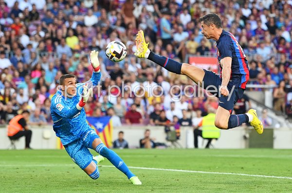 Robert Lewandowski Barcelona scores v Jordi Masip Real Valladolid La Liga 2023