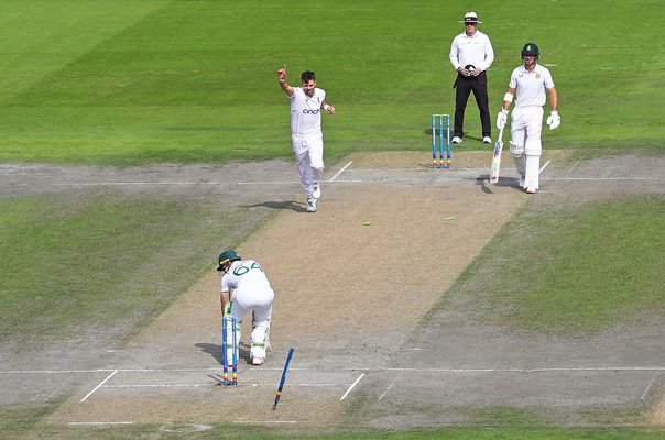 James Anderson England bowls Dean Elgar South Africa Manchester 2022