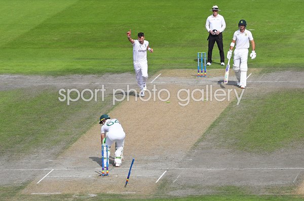 James Anderson England bowls Dean Elgar South Africa Manchester 2022