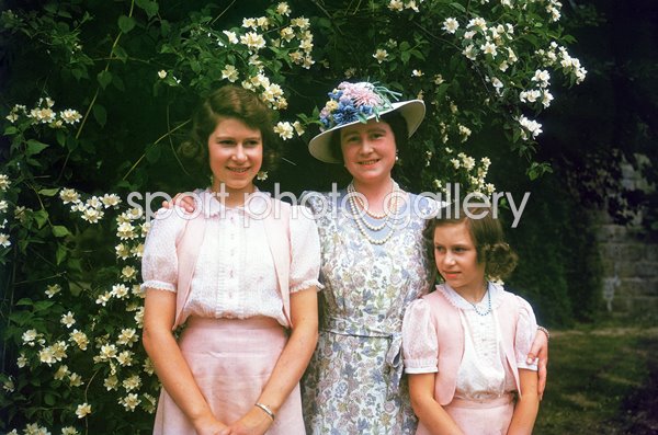 Queen Elizabeth with her daughters Princess Elizabeth & Princess Margaret 1941
