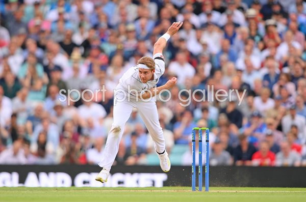 Stuart Broad England bowls v South Africa Oval Test Match 2022