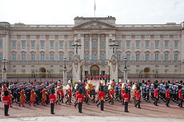 The Queen's coffin passes Buckingham Palace State Funeral Queen Elizabeth II 2022