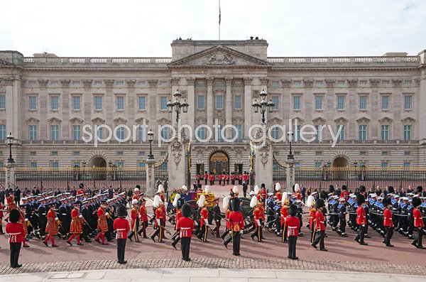 The Queen's coffin passes Buckingham Palace State Funeral Queen Elizabeth II 2022