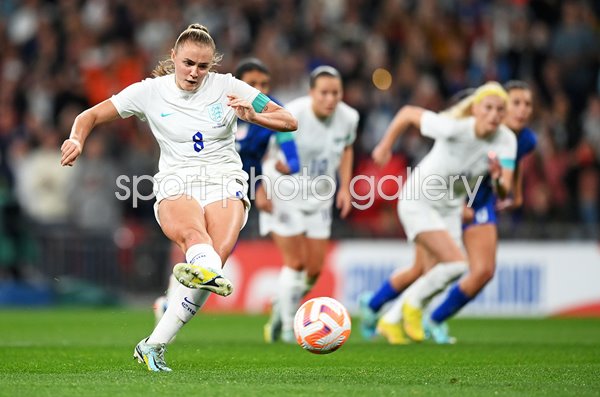 Georgia Stanway England scores penalty v USA Wembley 2022