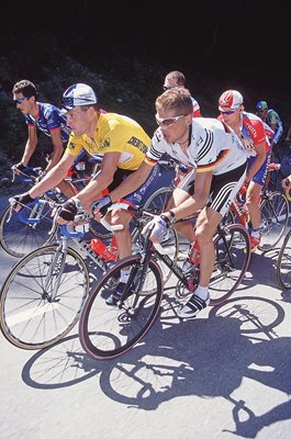 Lance Armstrong & Jan Ullrich peloton Stage 14 Tour de France 2001