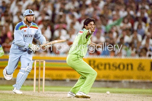 Wasim Akram Pakistan appeals v England World Cup Final 1992