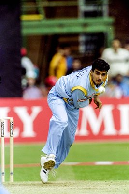 Sourav Ganguly India bowls v Zimbabwe World Cup 1999