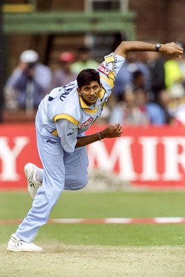 Venkatesh Prasad India bowls v Zimbabwe Leicester World Cup 1999