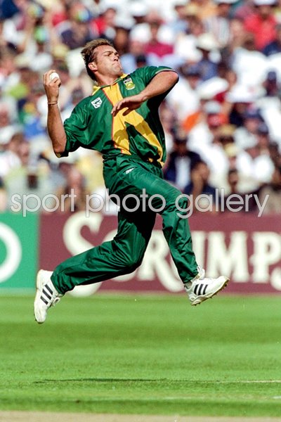 Jacques Kallis South Africa bowls v Sri Lanka World Cup 1999