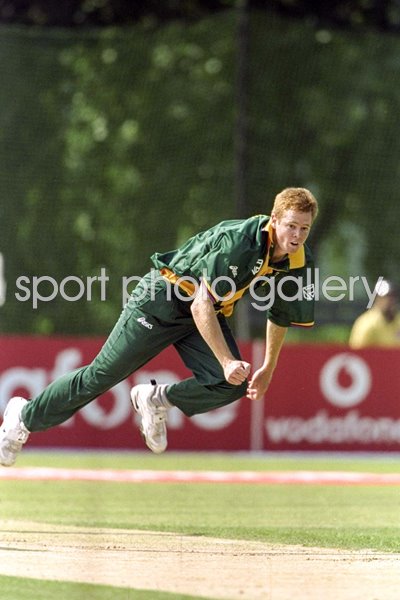 Shaun Pollock South Africa bowls v Kenya World Cup 1999