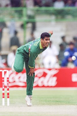 Waqar Younis Pakistan bowls v South Africa Karachi World Cup 1996