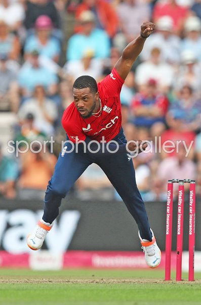 Chris Jordan England bowls v South Africa Southampton 2022