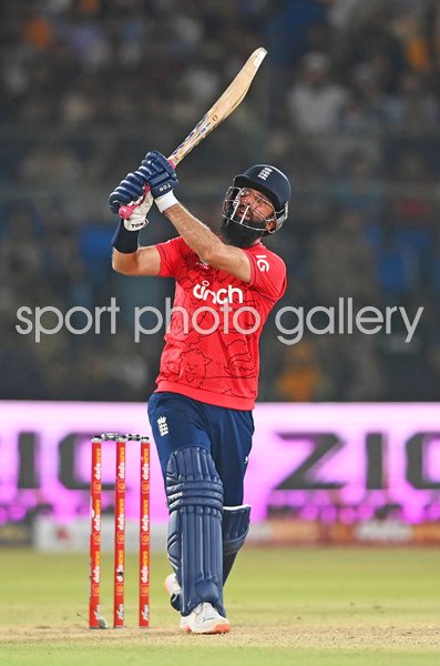Mark Wood England bats v Pakistan 2nd IT20 Karachi 2022