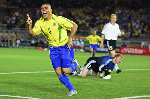 Ronaldo Brazil scores v Germany World Cup Final Yokohama 2002