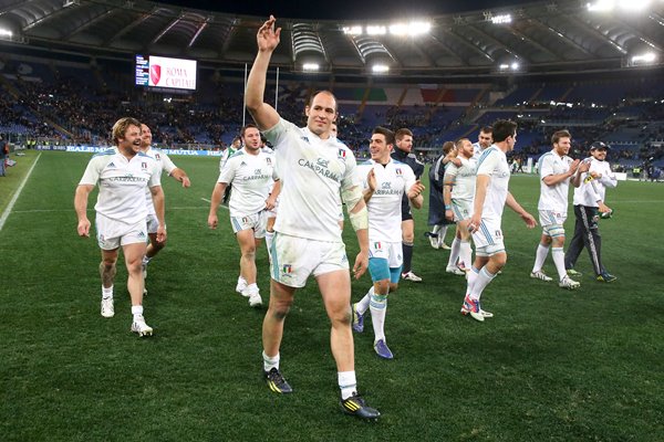 Sergio Parisse Italy lap of honour v France 2013