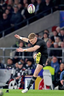 Jordie Barrett New Zealand kicks v England Autumn International Twickenham 2022