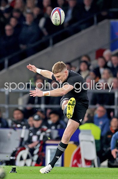 Jordie Barrett New Zealand kicks v England Autumn International Twickenham 2022