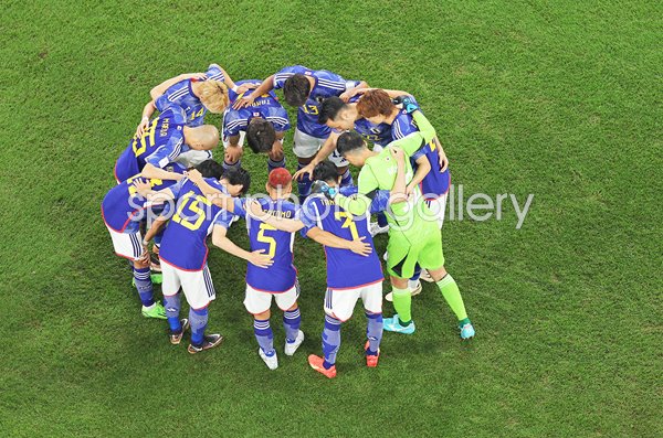 Japan team huddle v Spain Group E World Cup Qatar 2022