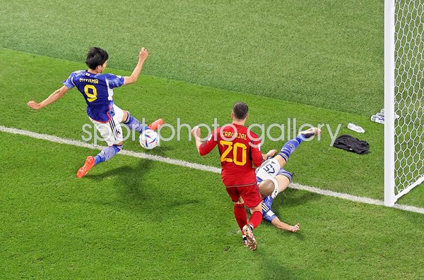 Kaoru Mitoma Japan cross for 2nd goal v Spain World Cup Qatar 2022