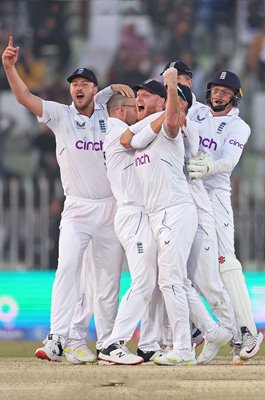 Ben Stokes & England celebrate winning wicket v Pakistan Rawalpindi Test 2022