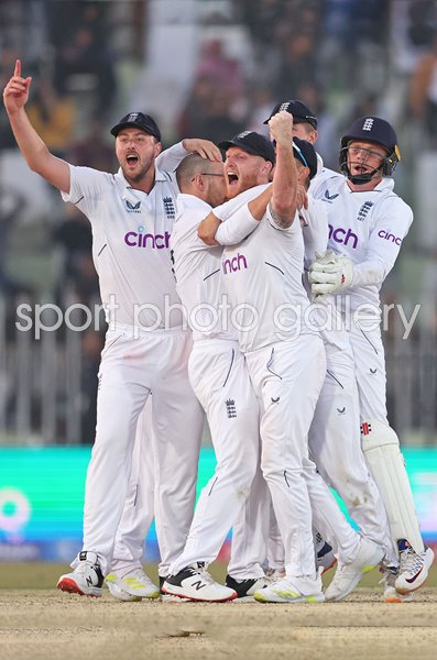Ben Stokes & England celebrate winning wicket v Pakistan Rawalpindi Test 2022