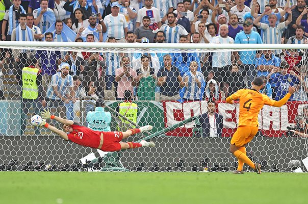 Emiliano Martinez Argentina save v Virgil Van Dijk Netherlands World Cup 2022