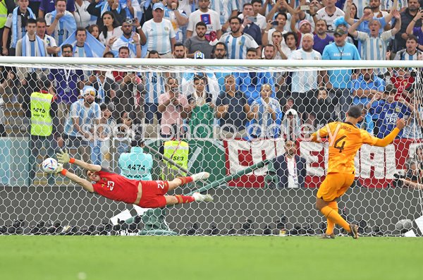 Emiliano Martinez Argentina save v Virgil Van Dijk Netherlands World Cup 2022